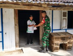 ANGGOTA KORAMIL 0810/19 JATIKALEN BAGIKAN DAGING QURBAN KEPADA WARGA DESA JATIKALEN