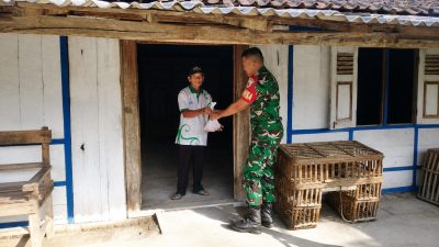 ANGGOTA KORAMIL 0810/19 JATIKALEN BAGIKAN DAGING QURBAN KEPADA WARGA DESA JATIKALEN