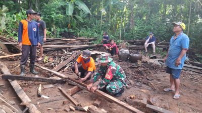 Babinsa Desa Sidorejo Koramil 05/Sawahan Serka Didik Supriyono melaksanakan kegiatan kerja bhakti bersama warga binaan di desa sidorejo.