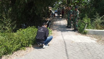 Wujud Kepedulian terhadap pembangunan Infrakstrutur Desa Babinsa Koramil 0810/15 Rejoso Dampingi Survei Rencana Pembangunan Jembatan di Wilayah Binaannya