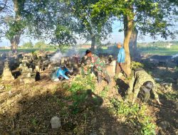 Babinsa Koramil 0810/15 Rejoso Melaksanakan Kerja Bakti Pembersihan Tempat Pemakaman Umum di Wilayah Binaan