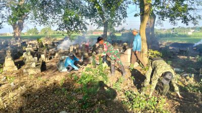 Babinsa Koramil 0810/15 Rejoso Melaksanakan Kerja Bakti Pembersihan Tempat Pemakaman Umum di Wilayah Binaan