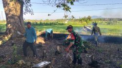BABINSA KORAMIL 0810/15 REJOSO BERSAMA WARGA LAKSANAKAN KERJA BAKTI PEMBERSIHAN TPU SAMBUT TRADISI NYADRAN