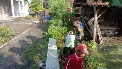 Babinsa Koramil 0810/15 Rejoso Laksanakan Kerja Bakti Bersama Warga di Wilayah Binaan