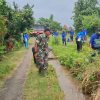 BABINSA KELURAHAN WARUJAYENG AJAK WARGA GOTONG ROYONG BERSIHKAN SALURAN IRIGASI