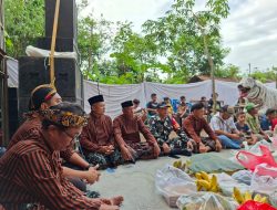 BABINSA KORAMIL 0810/08 BARON MANFAATKAN KEGIATAN NYADRAN UNTUK PERKUAT KOMSOS DENGAN WARGA