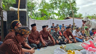 BABINSA KORAMIL 0810/08 BARON MANFAATKAN KEGIATAN NYADRAN UNTUK PERKUAT KOMSOS DENGAN WARGA
