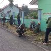 BABINSA BERSAMA WARGA BANARAN WETAN LAKSANAKAN KARYA BHAKTI PEMBERSIHAN SALURAN AIR PERSAWAHAN