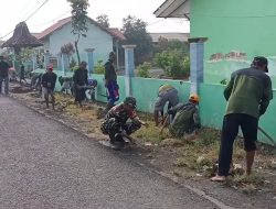 BABINSA BERSAMA WARGA BANARAN WETAN LAKSANAKAN KARYA BHAKTI PEMBERSIHAN SALURAN AIR PERSAWAHAN