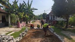 BABINSA KORAMIL 0810/10 TANJUNGANOM BERSAMA WARGA LAKSANAKAN PEMASANGAN PAVING DI DESA MALANGSARI