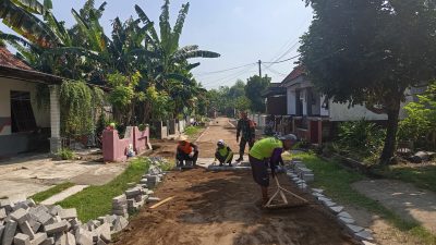 BABINSA KORAMIL 0810/10 TANJUNGANOM BERSAMA WARGA LAKSANAKAN PEMASANGAN PAVING DI DESA MALANGSARI