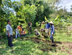 Babinsa Tirtobinangun Bersama Warga Laksanakan Kerja Bakti Bersihkan Lingkungan, Wujud Nyata Kemanunggalan TNI dan Rakyat