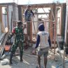 Babinsa Koramil 0810/11 Prambon Desa Rowoharjo Bantu Warga Bangun Rumah