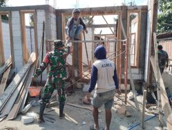 Babinsa Koramil 0810/11 Prambon Desa Rowoharjo Bantu Warga Bangun Rumah