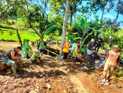 KEBERSAMAAN BABINSA KORAMIL 0810/18 NGETOS DAN WARGA KLODAN SAAT KERJA BAKTI PEMBERSIHAN JALAN MENUJU AREA PERTANIAN