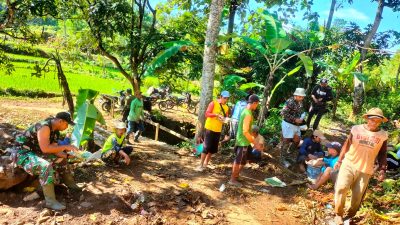 KEBERSAMAAN BABINSA KORAMIL 0810/18 NGETOS DAN WARGA KLODAN SAAT KERJA BAKTI PEMBERSIHAN JALAN MENUJU AREA PERTANIAN