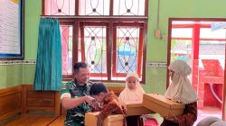 Wujud Kepedulian terhadap Dunia Pendidikan, Babinsa Koramil 0810/15 Rejoso Berikan Bantuan Sepatu kepada Anak Yatim di SDN 1 Mojorembun