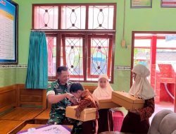 Wujud Kepedulian terhadap Dunia Pendidikan, Babinsa Koramil 0810/15 Rejoso Berikan Bantuan Sepatu kepada Anak Yatim di SDN 1 Mojorembun