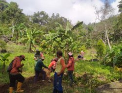BABINSA KORAMIL 0810/18 NGETOS GOTONG ROYONG PASANG JARINGAN AIR BERSIH BERSAMA WARGA DESA KLODAN