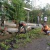 BABINSA BERSAMA WARGA LAKSANAKAN KERJA BAKTI BERSIHKAN LINGKUNGAN