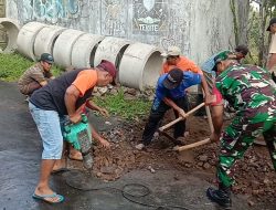 Babinsa Koramil 0810/05 Sawahan melaksanakan kegiatan kerja bakti bersama masyarakat di Desa Sawahan