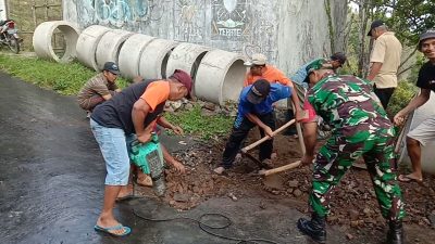 Babinsa Koramil 0810/05 Sawahan melaksanakan kegiatan kerja bakti bersama masyarakat di Desa Sawahan