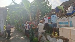 SELALU ADA BERSAMA RAKYAT, BABINSA KORAMIL 0810/02 BAGOR GOTONG ROYONG BANTU RENOVASI RUMAH WARGA