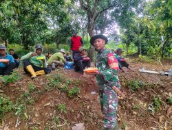 BABINSA DESA KEPEL BERSAMA WARGA KERJA BAKTI BERSIHKAN SALURAN AIR MENUJU PERSAWAHAN