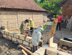 Babinsa Koramil 0810/16 Sukomoro Bantu Pembangunan Pondasi Rumah Warga di Desa Ngrami
