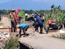 Babinsa Desa Jatirejo Laksanakan Kerja Bakti Pengecoran Pondasi Jembatan Merah Putih di Wilayah Binaan