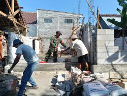 Wujud Kepedulian,Babinsa Koramil 0810/02 Bagor Gotong Royong Renovasi Rumah Warga Binaan