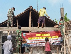 ANGGOTA KORAMIL 0810/02 BAGOR GOTONG ROYONG BANTU PEMBANGUNAN RTLH DI DESA SELOREJO