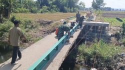ROGRES PEMBANGUNAN JEMBATAN PERINTIS GARUDA DI DESA JATIREJO TERUS BERKEMBANG, WUJUD GOTONG ROYONG TNI DAN MASYARAKAT