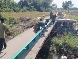 ROGRES PEMBANGUNAN JEMBATAN PERINTIS GARUDA DI DESA JATIREJO TERUS BERKEMBANG, WUJUD GOTONG ROYONG TNI DAN MASYARAKAT