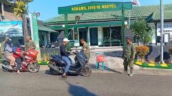 Koramil 0810/18 Ngetos’ MeLaksanakan Jumat Berkah, Bagikan Paket Nasi kepada Pengguna Jalan dan petani di sawah.