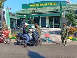Koramil 0810/18 Ngetos’ MeLaksanakan Jumat Berkah, Bagikan Paket Nasi kepada Pengguna Jalan dan petani di sawah.