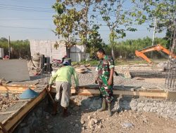 BABINSA KORAMIL 0810/18 NGETOS PERERAT KEMANUNGGALAN TNI DENGAN RAKYAT MELALUI KOMSOS DI DESA MOJODHUWUR