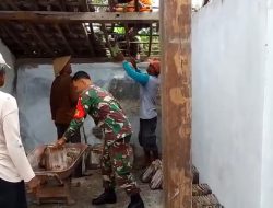 Wujud Kemanunggalan TNI dan Rakyat, Babinsa Koramil Tanjunganom Bantu Pembangunan Rumah Warga di Desa Getas