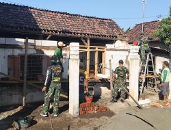 Babinsa Koramil 0810/06 Kertosono Gotong Royong Bantu Program Bedah Rumah RTLH, Wujud Nyata Kepedulian TNI AD kepada Masyarakat