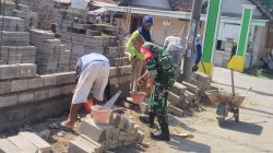BABINSA KORAMIL 0810/JATIKALEN BERIKAN SEMANGAT DAN BANTUAN PENGERJAAN RUMAH WARGA BINAAN