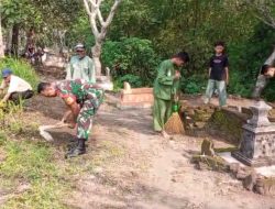 BABINSA KORAMIL 0810/11 PRAMBON BERSAMA PERGURUAN PENCAK SILAT DAN WARGA GELAR KARYA BAKTI PEMBERSIHAN MAKAM UMUM DI DESA BALONGREJO