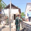 BABINSA KORAMIL 0810/08 BARON DAMPINGI PROGRAM BEDAH RUMAH RTLH, WUJUD KEPEDULIAN TNI TERHADAP KESEJAHTERAAN MASYARAKAT