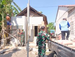 BABINSA KORAMIL 0810/08 BARON DAMPINGI PROGRAM BEDAH RUMAH RTLH, WUJUD KEPEDULIAN TNI TERHADAP KESEJAHTERAAN MASYARAKAT