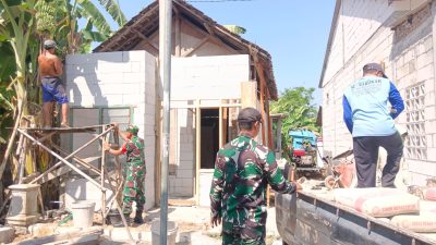 BABINSA KORAMIL 0810/08 BARON DAMPINGI PROGRAM BEDAH RUMAH RTLH, WUJUD KEPEDULIAN TNI TERHADAP KESEJAHTERAAN MASYARAKAT