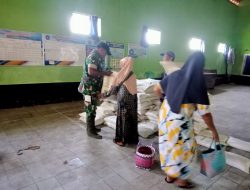BABINSA DESA MOJODHUWUR MELAKSANAKAN PENDAMPINGAN PEMBAGIAN BANTUAN BAHAN PANGAN BAGI MASYARAKAT KURANG MAMPU