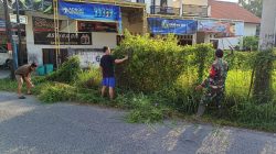 BABINSA JUWONO BERSAMA WARGA LAKSANAKAN KARYA BHAKTI PEMBERSIHAN RUMPUT DI SEPANJANG JALAN DESA