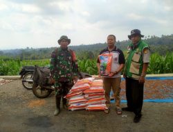 BABINSA KLODAN DAMPINGI PETANI TERIMA BANTUAN BENIH JAGUNG HIBRIDA