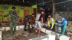 Babinsa Koramil 0810/15 Rejoso Bantu Rehabilitasi Rumah Warga, Wujud Nyata Kemanunggalan TNI dengan Rakyat