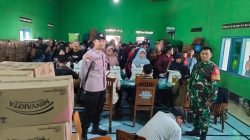Babinsa Koramil 0810/11 Prambon Dampingi Penyaluran Bansos BANGPANG di Desa Sugihwaras