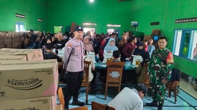 Babinsa Koramil 0810/11 Prambon Dampingi Penyaluran Bansos BANGPANG di Desa Sugihwaras